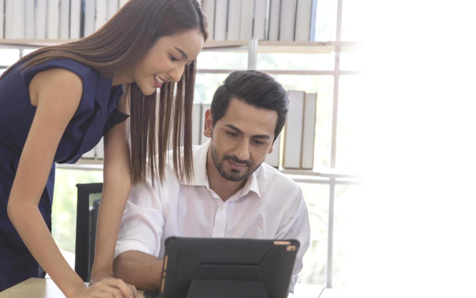Profesional trabajando con análisis de datos